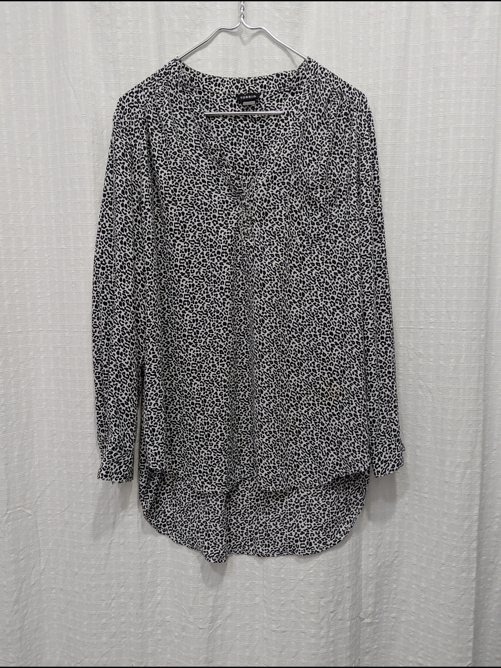 torrid Black and White Leopard Print Blouse Hi Low Hem V Neck Size 1 (1X)